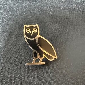 OVO octobers very own Black and Silver Owl pin